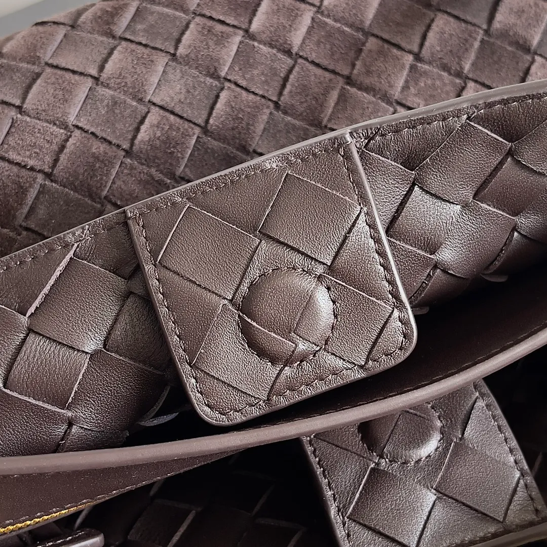 The 2023 new Andiamo batch of 1960 BV has been shipped‼ ️Really popular🔥The new Andiamo woven handbag launched by Bottega Veneta this season is really popular all over the world! ! Celebrities at home and abroad have worn it, and Oscar-winning actress Michelle Yeoh has taken it out on the street. Song Jia, Trai Yara, Yu Feihong, Sanji Ayaka, Rosie Hunting-Whiteley, Yoshioka Riho, etc. have all picked up this bag. It is classic and versatile, showing off its temperament, and the bag capacity is also large, which is very convenient for daily commuting! ! A variety of carrying methods, the shoulder straps can be adjusted by yourself, the original lambskin feels soft and delicate, and the neutral style is made to break gender boundaries and bring a more practical and longer-lasting use experience. Andiamo, which has both elegant and casual styles, perfectly interprets the true appearance of "fashionable old money style". Style number: 743568 (suede) Size: 25*22*10.5cm